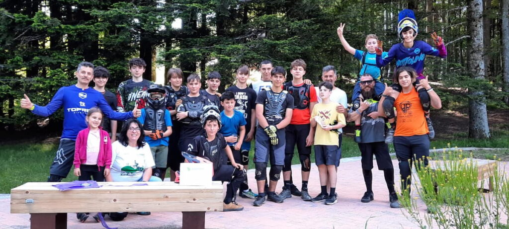 Gruppo di bikers alla foresta di Acquerino