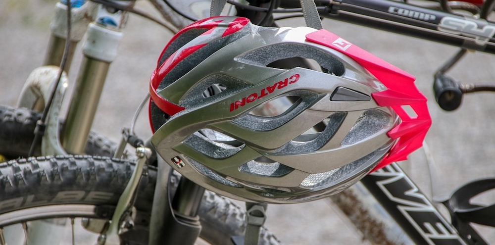 Casco da bici appeso al manubrio